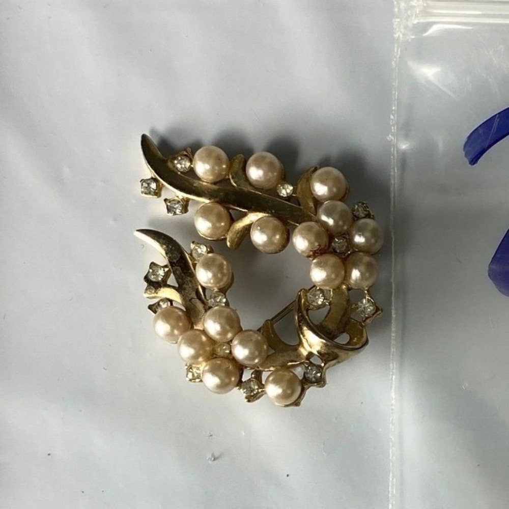 Vintage Gold Tone Faux Pearl Rhinestone Wreath Brooch Pin Wedding Formal Jewelry